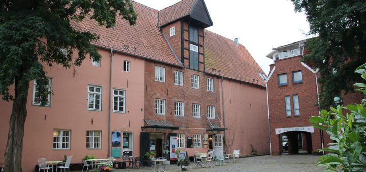 An der Hafenstraße steht das ehemalige Wohn- und Packhausgebäude – eines der ältesten und bedeutendsten Bauten Vegesacks. Foto: Harm