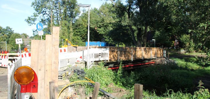 Was einst Holz war, bekommt nun eine Stahlbetonplatte: Die Brücke Im Dorfe/Braut-Eichen wird noch bis Ende November beziehungsweise Anfang Dezember neugebaut. Foto: Spier
