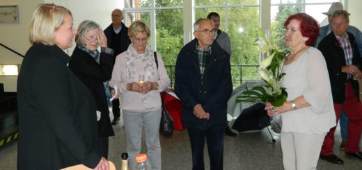 Im Beisein einiger Besucher führte die stellvertretende Direktorin des Amtsgerichts Osterholz-Scharmbeck, Inken Tittel (links), in die neue Ausstellung von Marlene Kook (rechts) ein. Foto: Bosse