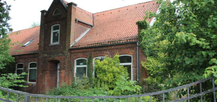 Seit über 150 Jahren steht das Gebäude der Dorfschule in Burgdamm – die städtische Deputation für Kinder und Bildung beschloss den Abriss.