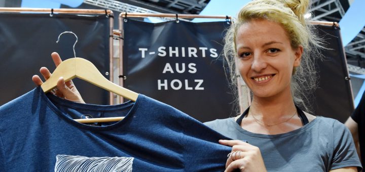 Überraschend weich: Aline Hauck verkauft T-Shirts aus Holz. Foto: Schlie