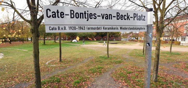 Schreibfehler im Straßenschild: Aus Cato wurde Cate, aus Beek wurde Beck. Foto: Schlie