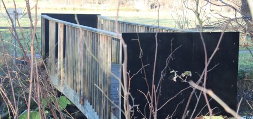 Die alte Holzbrücke war marode – Umweltbetrieb Bremen hat sie gesperrt und im Dezember 2016 abgerissen. Archivfoto: WR