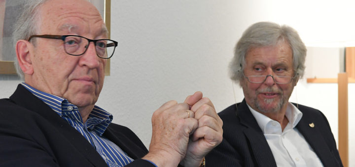 Prof. Dr. med. Eberhart Zrenner (links) war einer der rund 100 Teilnehmer des Symposiums, die Prof. Dr. Reto Weiler im Hanse-Wissenschaftskolleg begrüßen konnte. Foto: Konczak
