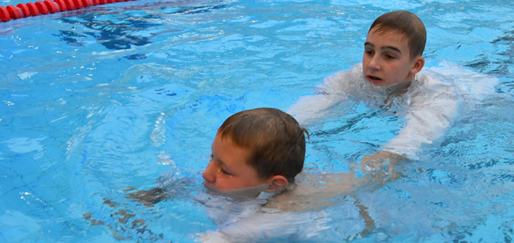 Die Kinder lernen beim Schwimmtraining, dass sie sich aufeinander verlassen können. Foto: Konczak