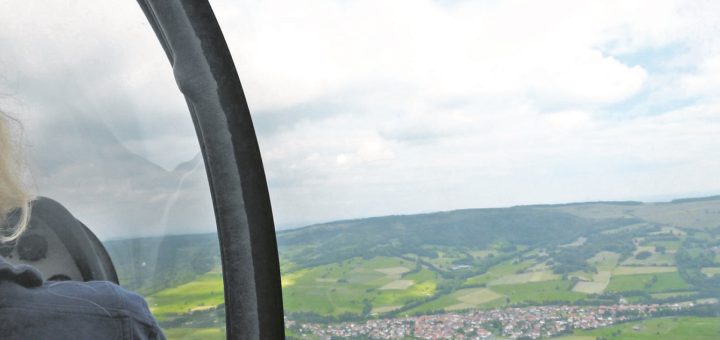 Die abwechslungsreiche Landschaft der Rhön ist auch von oben ein Hingucker.Foto: Suhren