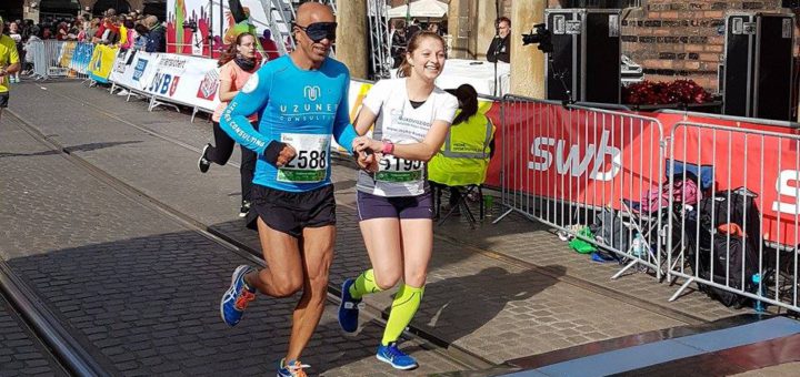 Emin da Silva und seine Begleitläuferin Sandra Szara­finski absolvierten den Halbmarathon unter zwei Stunden. Foto: pv