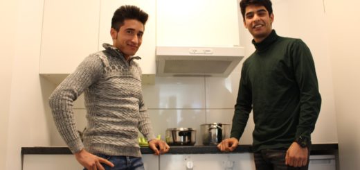 Said Zafari (l.) und Abdufazl Jafari aus Afghanistan fanden im „Sonnenhaus“ der AWO ein neues Zuhause. Inzwischen leben sie in einer Wohngemeinschaft zusammen. Foto: Füller