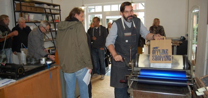 Nicht nur Künstler, auch Handwerker haben ihre Türen geöffnet. So kann man beispielsweise einer alten Druckerpresse bei der Arbeit zuschauen. Fotos: pv