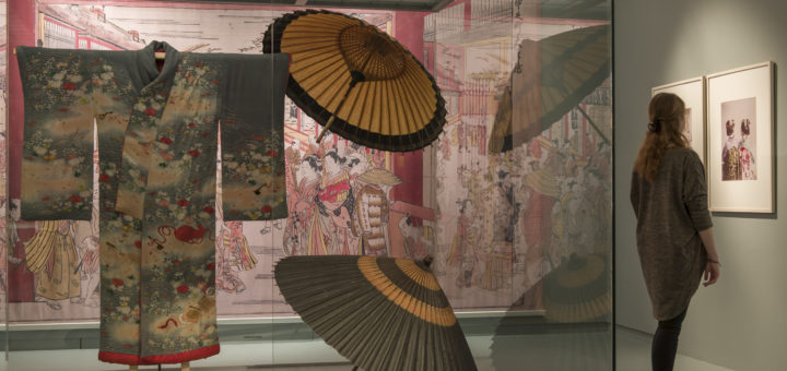 Die Mode von der Edo-Zeit (1600 - 1868) bis heute ist einer der Schwerpunkt in der Ausstellung „Cool Japan“ im Übersee-Museum Bremen. Foto: Volker Beinhorn
