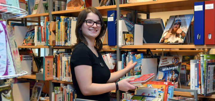 Alana Gerigk ist eine von vier Fachangestellten für Medien- und Informationsdienste in der Bibliothek. Foto: Konczak