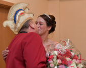 Die Ex-Prinzessin Anke III. (Paukstat) bekam von ihrem Mann Klaus ein Küsschen und ein Blumenstrauß. Foto: Konczak