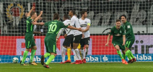 Jubelnde Werder-Spieler in Frankfurt
