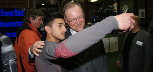 „Selfie mit dem MP“: Der Schüler Mohammad Aqa Nazari fotografierte sich mit Stephan Weil, der SPD-Politiker kam gestern zu einem Besuch der Berufsbildenden Schulen nach Osterholz-Scharmbeck. Foto: Möller