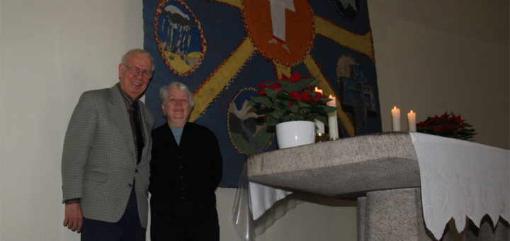 Christa und Armin Bielski freuen sich über den achtstrahligen Stern auf dem Wandschmuck über dem Altar in der Martinskriche. Foto: Möller