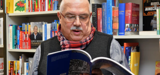 Werner Garbas blättert interessiert in seinem Buch „Delmenhorster Zeitreisen und Geschichte(n)“ .Foto: Konczak