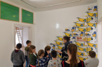 Ganz genau wollten es die Kinder bei den aufeinander gestapelten Bananenkartons wissen. Foto: Konczak