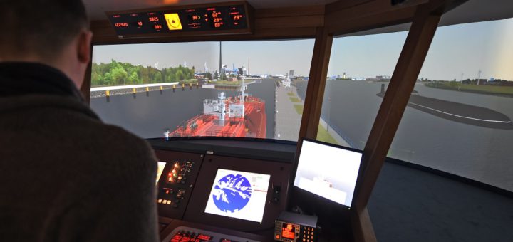 Im Schiffs-Simulator kann man – unter realistischen Bedingungen – selber eines der richtig großen Schiffe manövrieren. Foto: Schlie