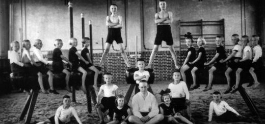 Eine Kinderturnriege posiert in der Ganderkeseer Turnhalle für den Fotografen. Das Bild entstand um 1930. Bildvorlage: Orts- und Heimatverein Ganderkesee