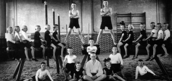 Eine Kinderturnriege posiert in der Ganderkeseer Turnhalle für den Fotografen. Das Bild entstand um 1930. Bildvorlage: Orts- und Heimatverein Ganderkesee