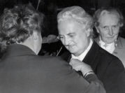 1963 wird die engagierte Landfrau mit der Goldenen Biene des Deutschen Landfrauenverbandes ausgezeichnet. Bildvorlage: Landfrauenverband Weser-Ems e.V.