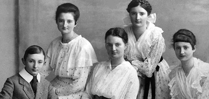 Dora Garbade (Mitte) im Kreis ihrer Geschwister. Die Aufnahme entstand um 1910. Bildvorlage: Landfrauenverband Weser-Ems e.V.