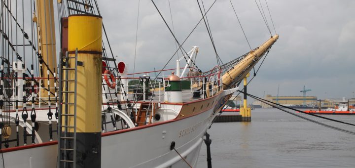 Das Schulschiff ist eines der Leuchttürme im Bremer Norden und liegt an der Maritimen Meile. Dort lässt sich auch Werftgeschichte, Gastronomie und und viel Natur erleben. Foto: av