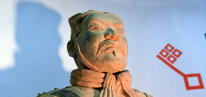 Dieser Terrakotta-Krieger bekommt im kommenden Mai Gesellschaft – von 149 weiteren Ton-Soldaten des ersten chinesischen Kaisers. Foto: Schlie