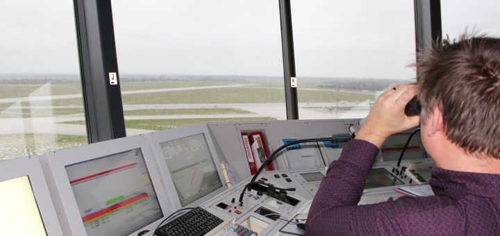 Die Start- und Landebahn im Blick: Unser Gewinner kann den Fluglotsen im Tower am Flughafen Bremen über die Schulter blicken. Foto: Harm