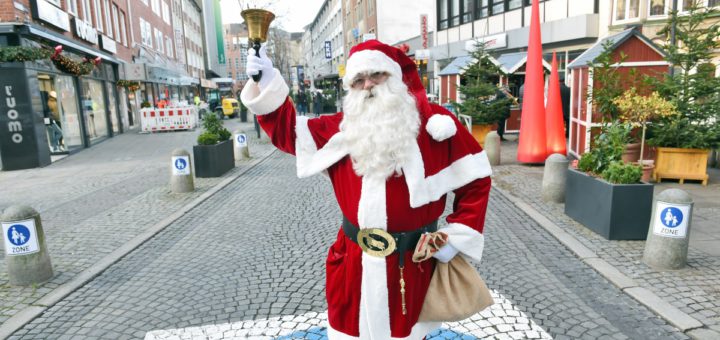 Der Weihnachtsmann läutete die Eröffnung der Knochenhauerstraße ein.Foto: Schlie