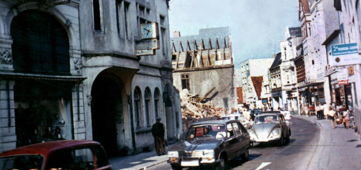 Im Juli 1970 begann in der Langen Straße der Abriss von Häusern für den Bau des Karstadt-Kaufhauses. Foto: Stadtarchiv Delmenhorst