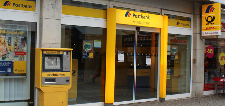 Postbank-Kunden stehen vor verschlossener Tür. Foto:Harm