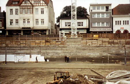 Über die Baugrube des Kaufhaus-Baus schweift der Blick auf die Häuser auf der gegenüberliegenden Seite der Langen Straße. Foto: Stadtarchiv Delmenhorst