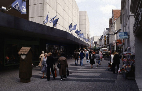 Der belebte Ostteil der Langen Straße im Bereich von Karstadt im Jahr 1978. Foto: Stadtarchiv Delmenhorst