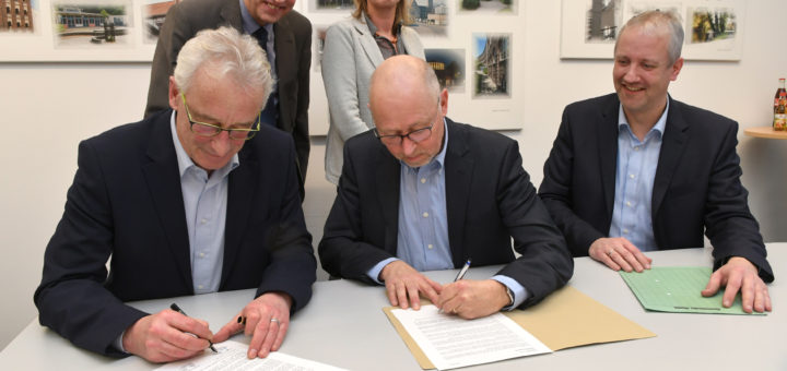 Der Delmenhorster Oberbürgermeister Axel Jahnz und der Huder Bürgermeister Holger Lebedinzew unterzeichneten gestern die Vereinbarung. Foto: Konzak