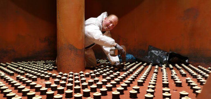 Gerrit Albers schraubt Düsen in einem Eisen-Filtertank fest. Noch in zwei weiteren Tanks muss er tätig werden. Foto: Suhren