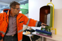 Dieter Meyer zeigt anhand eines Modells, wie die Filteranlagen im Wasserwerk arbeiten. Foto: Suhren