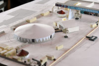 Dieses Modell zeigt das Gelände des Theaterhafens mit dem Zirkuszelt in der Mitte. Foto: Konczak