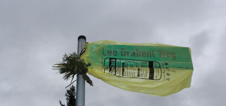 Am Tag nach der Beiratssitzung war das von Gerd-Rolf Rosenberger aufgestellte Schild „Leo Drabent Weg“ von einem gelben Sack verhüllt. Foto: Harm
