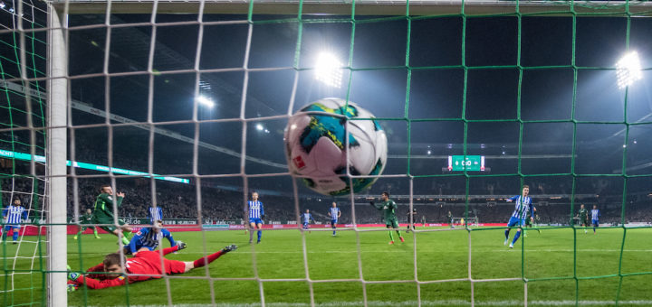 Umsonst gejubelt: Dem Treffer von Werders Maximilian Eggestein war ein klares Foul im Mittelfeld vorausgegangen. Foto: Nordphoto
