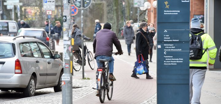 Radfahrer am Herdentorsteinweg in Richtung Innenstadt sollen künftig die Fahrbahn nutzen. Fußgänger haben dann mehr Platz. Foto: Schlie