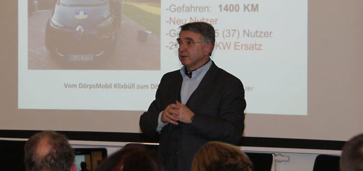 Werner Schweizer, Bürgermeister der schleswig-holsteinischen Gemeinde Klixbüll, stellte Donnerstagabend in Tarmstedt sein Projekt für E-Carsharing, „Dörps-Mobil“, vor. Foto: Möller