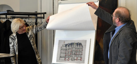 Herta Hoffmann und Friedrich Hübner enthüllten gestern im Rathaus die Reproduktion einer jahrhunderte alten Zeichnung des Schlosses Delmenhorst. Foto: Konczak