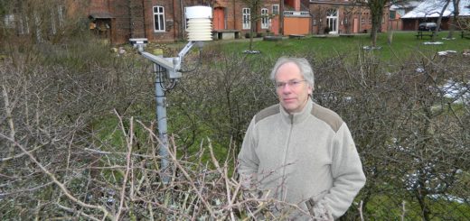 Dr. Hans-Gerhard Kulp betreut die Wetterstation an der Mühle von Rönn in Osterholz-Scharmbeck. Im dortigen Garten befinden sich unter anderem Sensoren für Temperatur und Regenmenge (links). Foto: Bosse