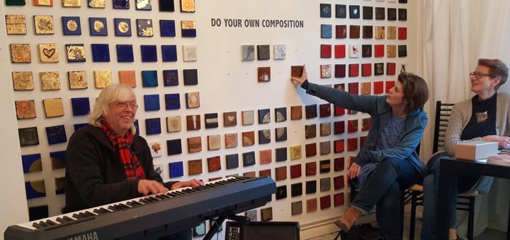 Detlef Bösche, Keyboarder und Pianist aus Hamburg gab am Sonntag ein spontanes Ständchen am E-Piano.Foto: Der Kunstsalon