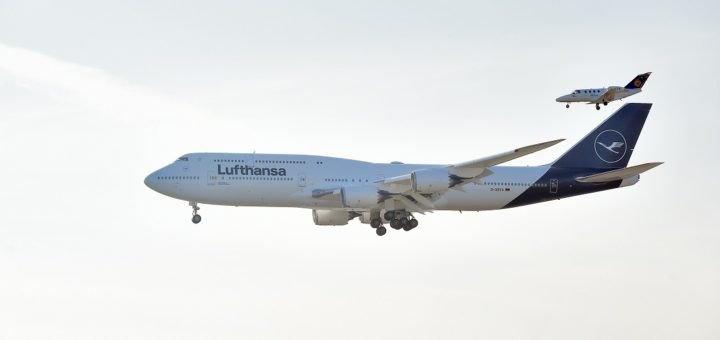 Die Boeing 747-8 schaute am Donnerstag in Bremen vorbei und präsentierte ihr neues Design. Foto: Schlie
