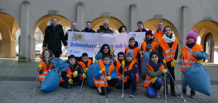 Schülerinnen und Schüler der Parkschule sowie Oberbürgermeister Axel Jahnz und weitere Unterstützer werben für die Aktion „Delmenhorst putzt sich heraus 2018!“Foto: Suhren