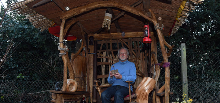 In seiner Meditationshütte kann der Künstler seine Gedanken schweifen lassen. Auch dieses Objekt hat Winfried Behlau komplett selber gebaut. Foto: Konczak