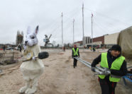Noch ist das Kostüm des weißen Kaninchens nicht ganz fertig. Foto: Konczak