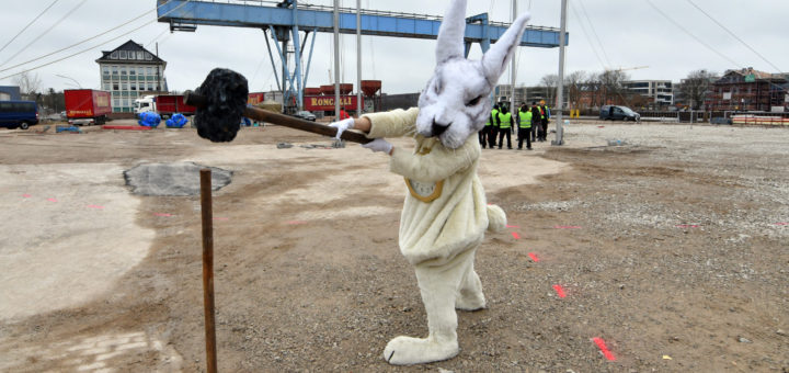 Unterstützung bekam das Aufbauteam von Roncalli durch das weiße Kaninchen aus „Alice im Wunderland“. Mit der Inszenierung wird am 19. Mai der Theaterhafen eröffnet.Foto: Konczak